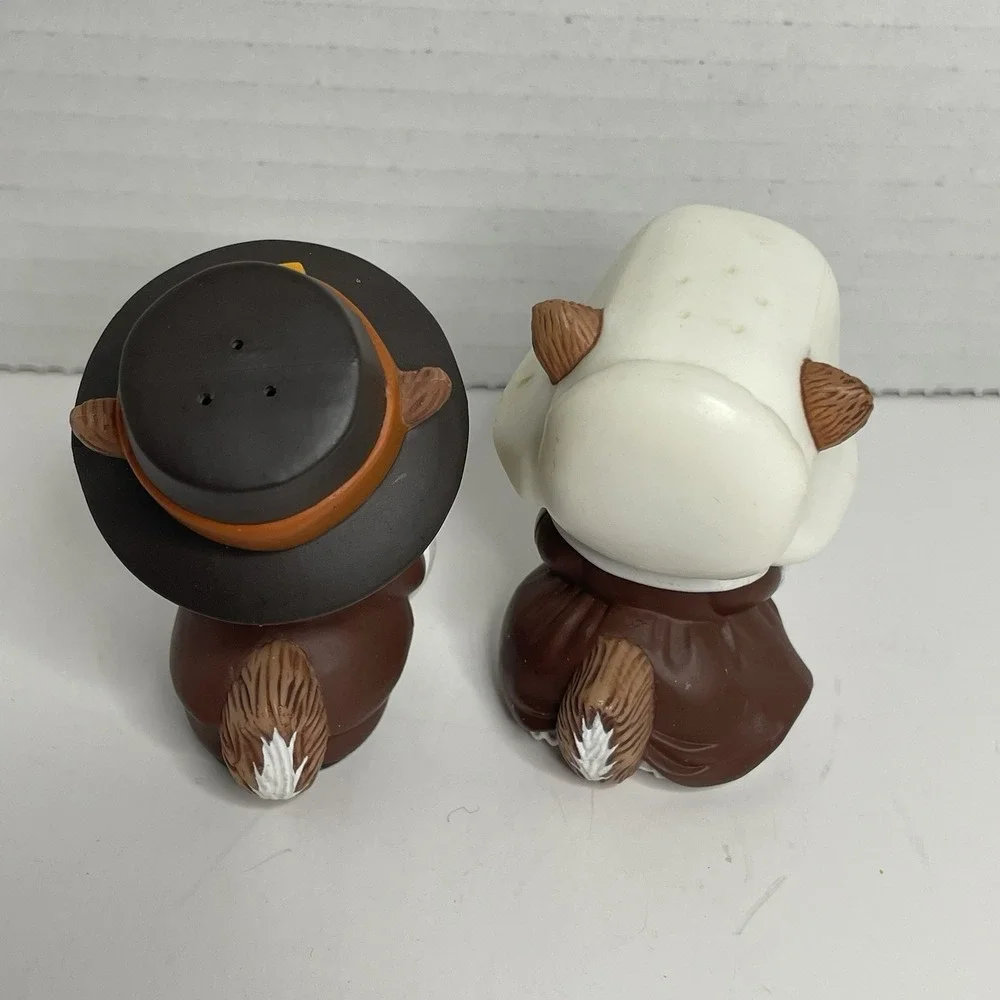 VTG Hallmark Cards Pilgrim Thanksgiving Squirrels Salt & Pepper Shakers 3